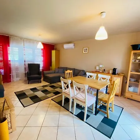 Violet Holiday's House בית נופש