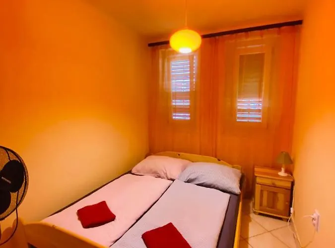 Violet Holiday's House שיופוק