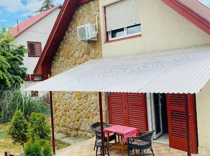 בית נופש Violet Holiday's House *